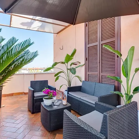 Terrace With A View Of Roma